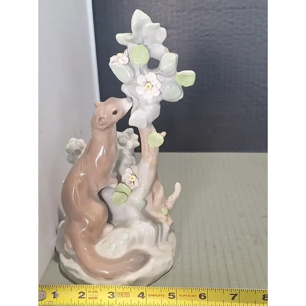 Lladro 4769 Ermine Porcelain Figurine Early Pre-DAISA 1971 Retired 1975 Spain